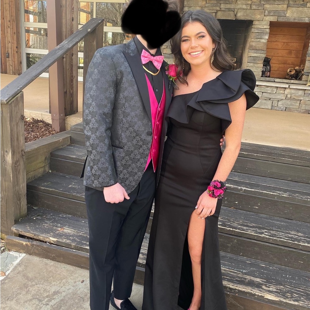 Absolutely gorgeous long prom dress.